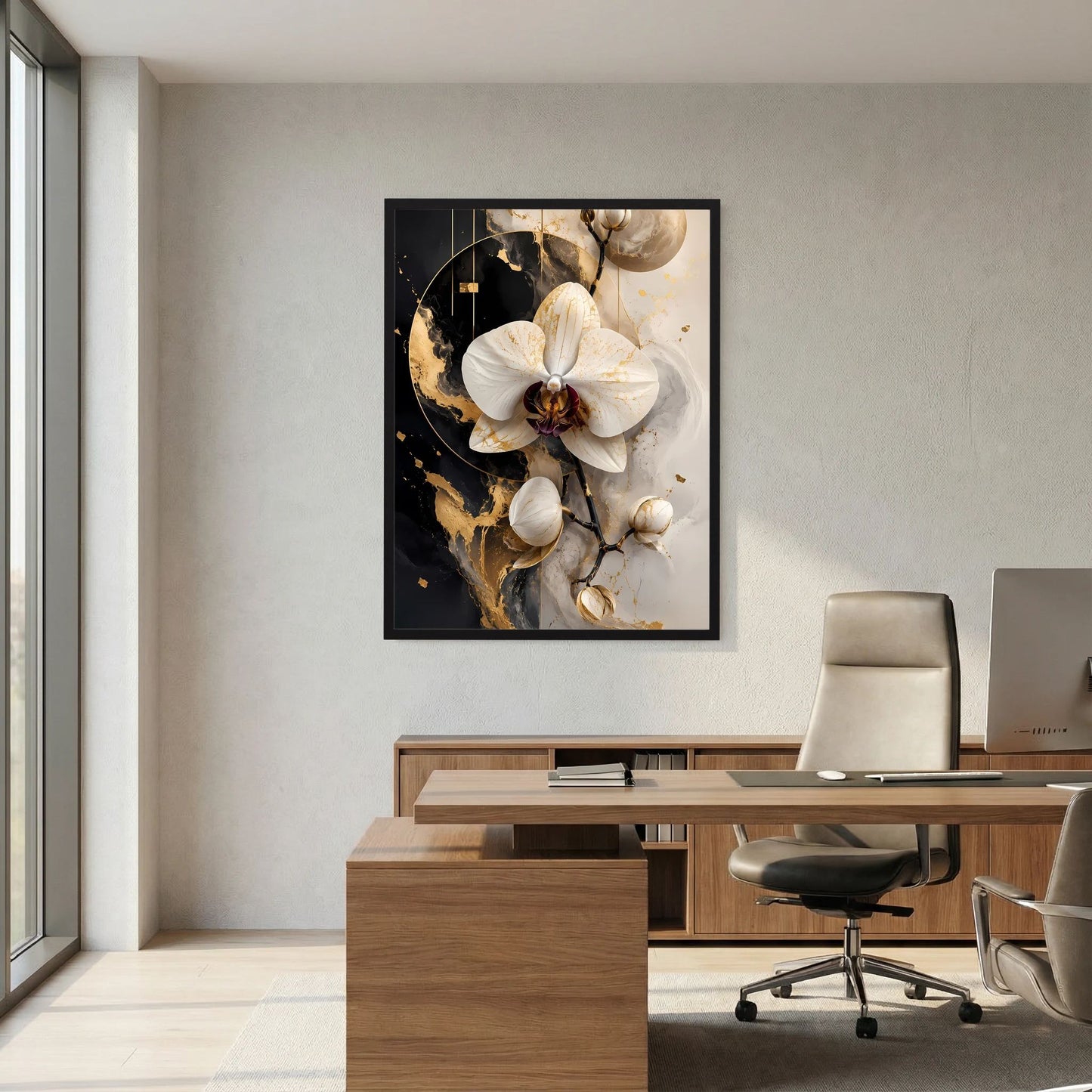 Florales Poster mit weißen Orchideenblüten und goldfarbenen Akzenten auf dunklem Grund, gerahmt