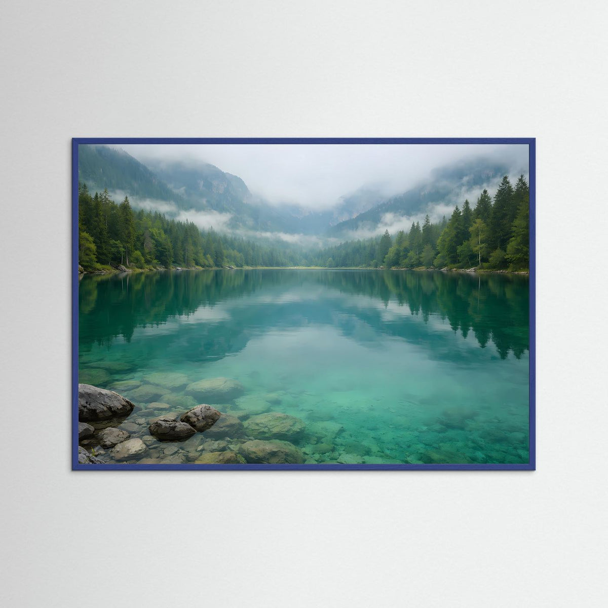 Bergsee im Nebel mit türkisfarbenem Wasser und Spiegelung, Fotodruck mit blauem Rahmen.