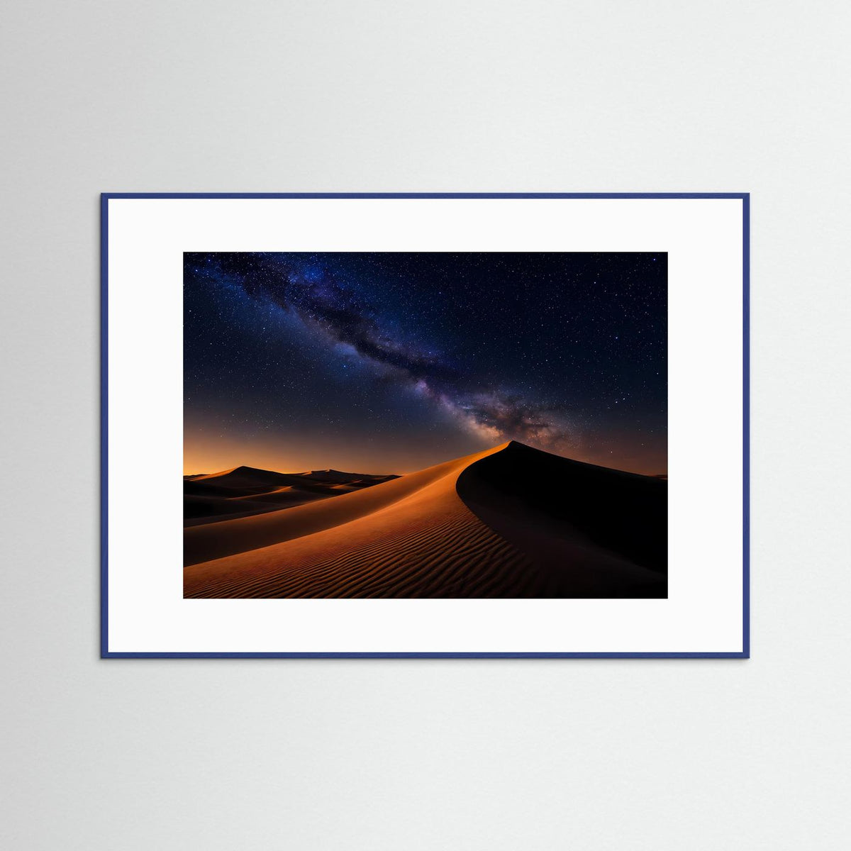 Poster im Querformat mit Sanddünen bei Nacht und Milchstraße, blauer Rahmen