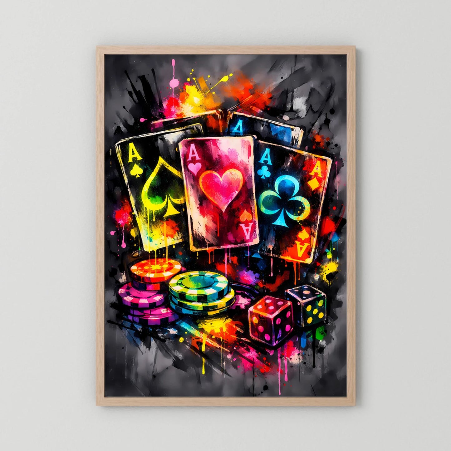 Gerahmtes Poker-Asse-Neon-Poster mit bunten Karten, Chips und Würfeln, holzfarbener Rahmen