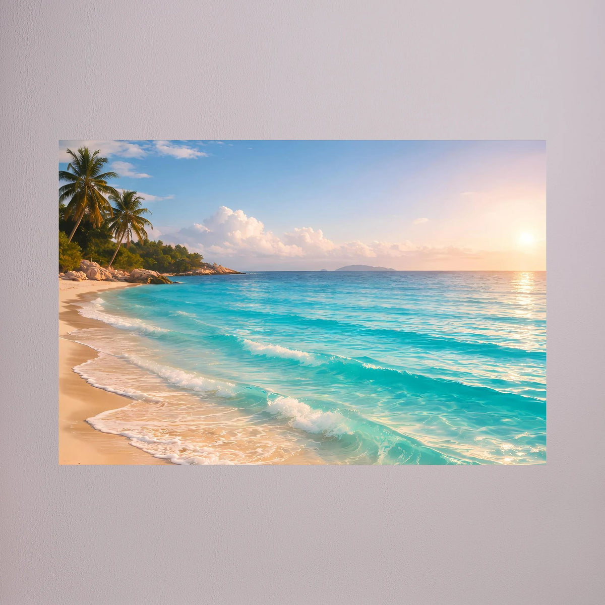 Wandposter Strand bei Sonnenaufgang mit türkisfarbenem Wasser, Palmen und goldenem Licht