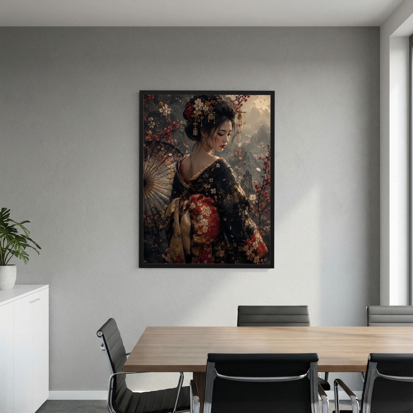 Hochformatiges Wandposter: Geisha-Frau im floralen Kimono, Fächer im Hintergrundmotiv