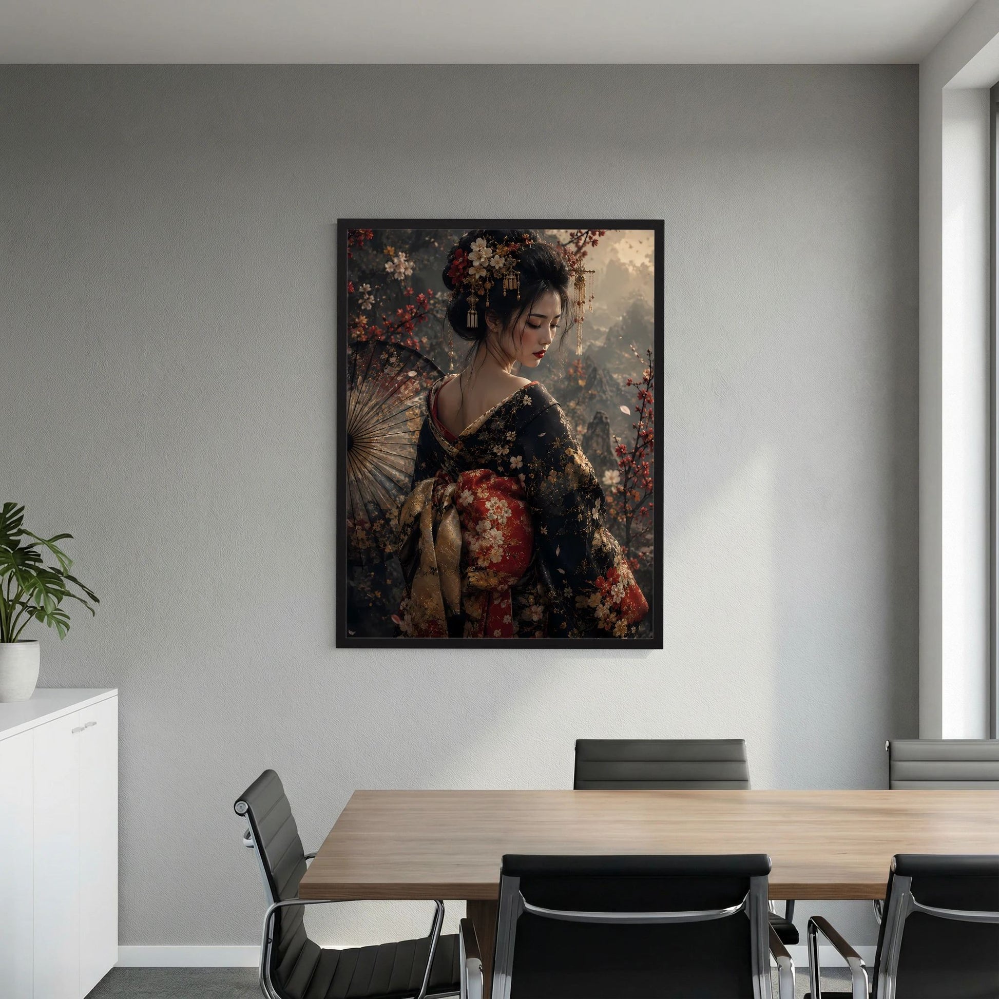Hochformatiges Wandposter: Geisha-Frau im floralen Kimono, Fächer im Hintergrundmotiv