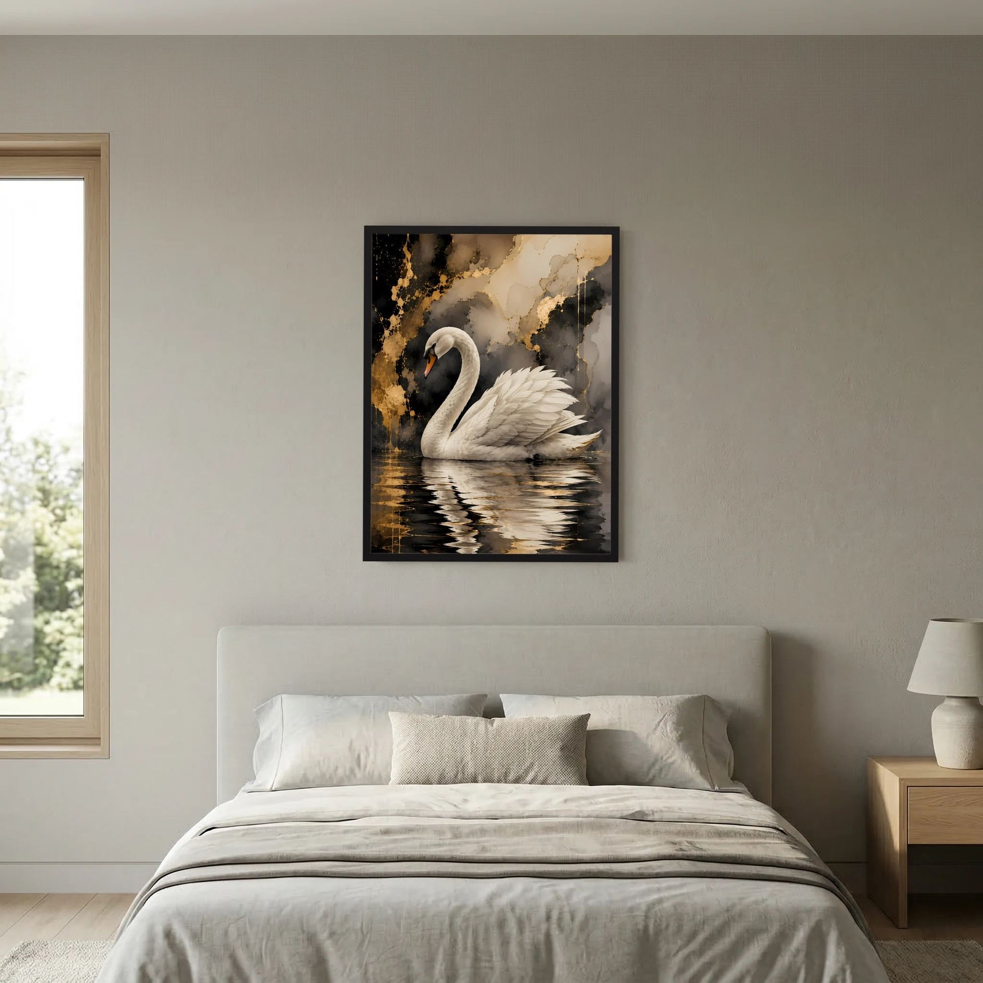 Poster mit weißem Schwan auf dunklem Wasser und gold-schwarzem Hintergrundmotiv, schwarz gerahmt