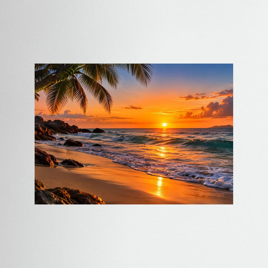 Poster im Querformat mit Palmen, Sonnenuntergang am Strand und spiegelndem Meer
