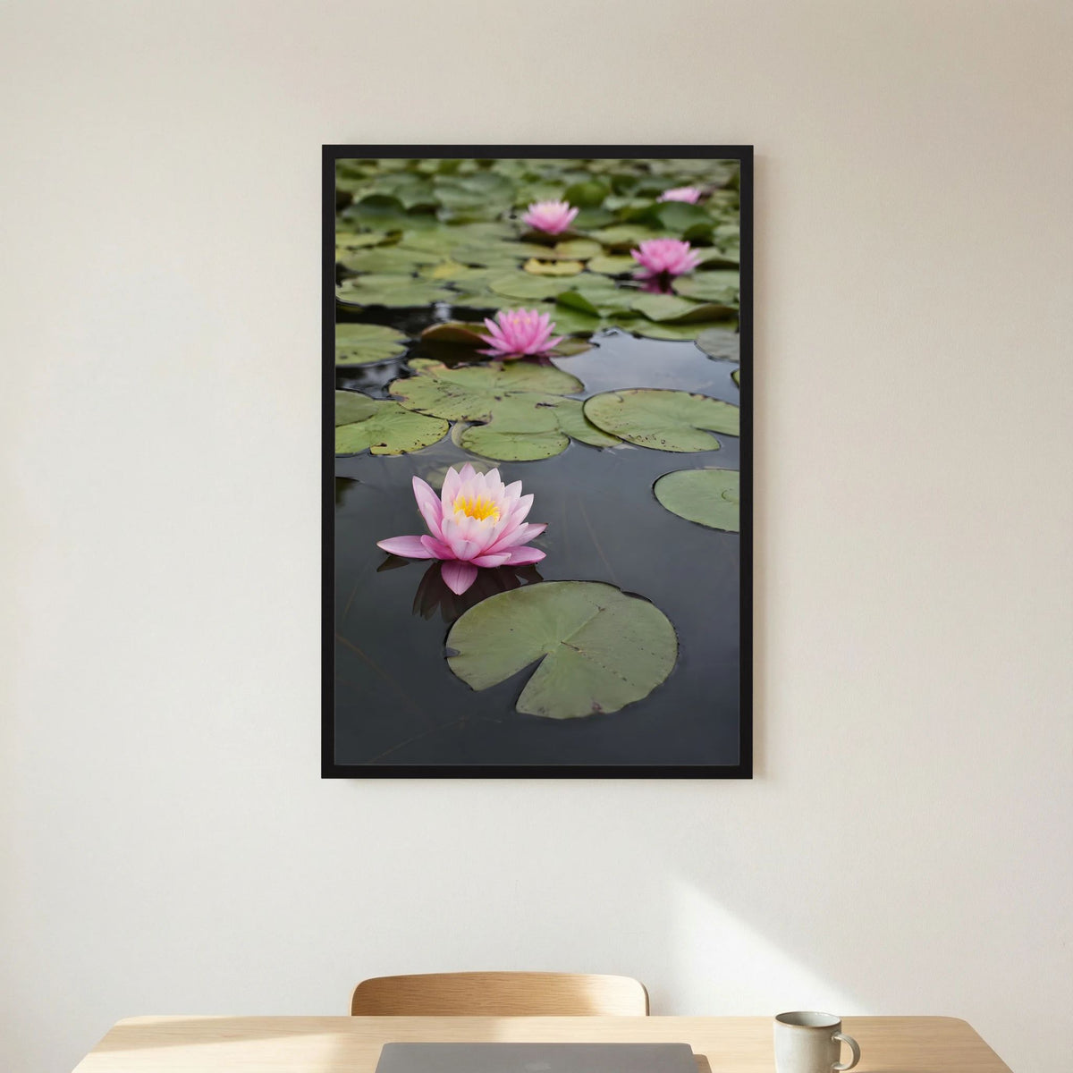 Kunstposter mit Seerosenblättern und rosa Blüten, schwarzer Rahmen