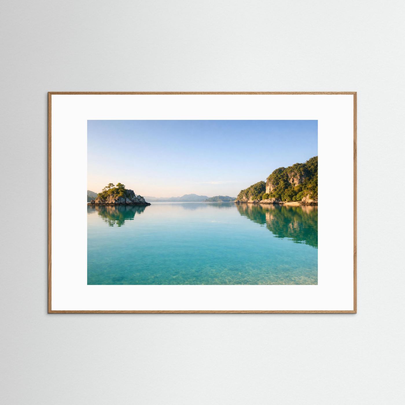 Meer-und-Natur-Poster mit tropischer Inselwelt im Spiegelsee, warmbraun gerahmt
