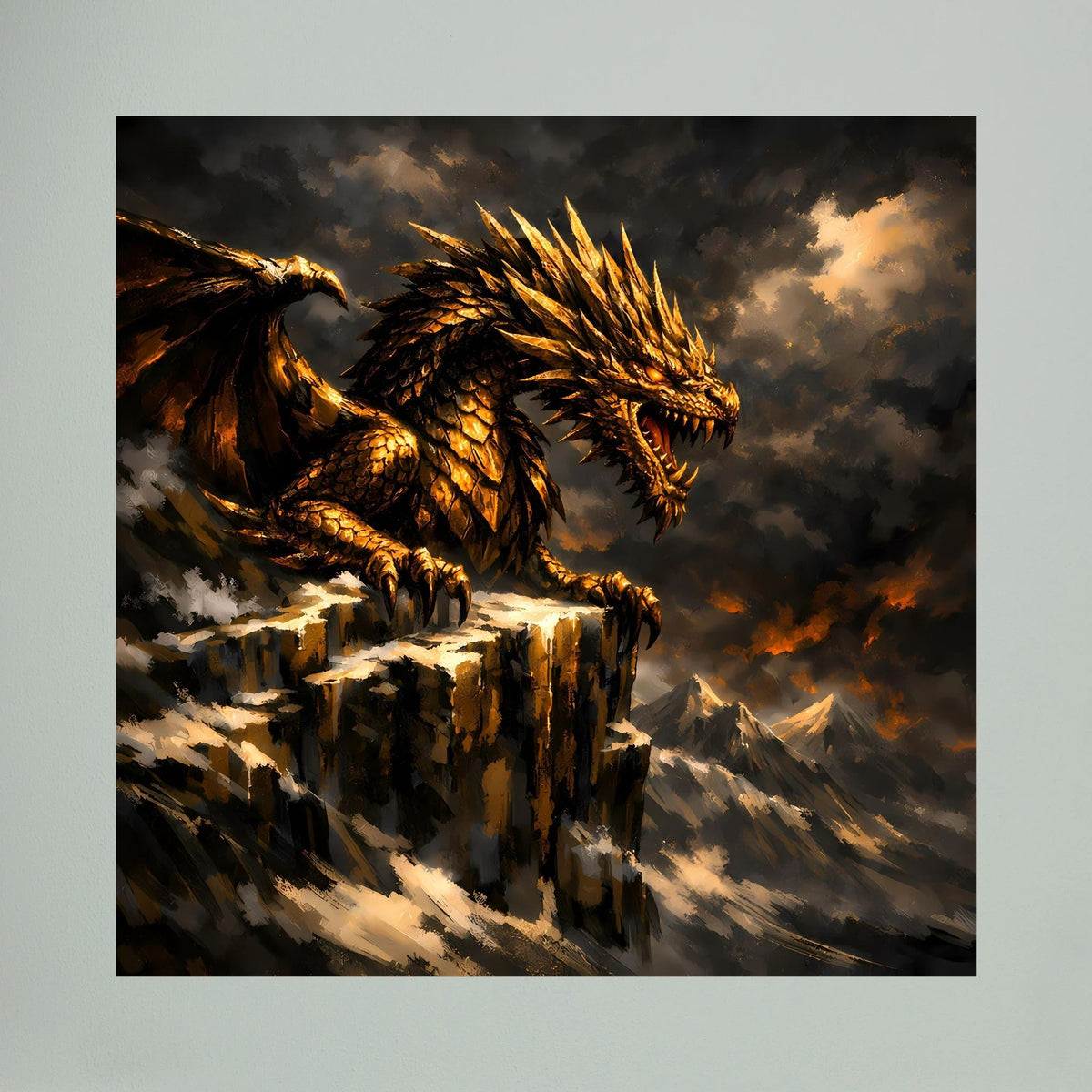 Nahansicht: goldener Drache mit geöffnetem Maul auf Felsen, düsterer Himmel, Keilrahmen