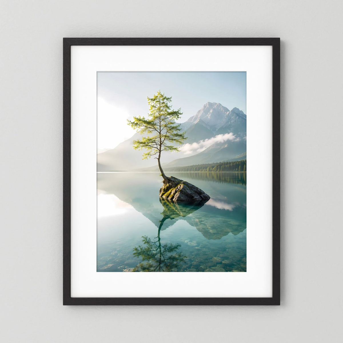 Baum im Bergsee | Stille Berglandschaft mit Spiegelung | Poster Hochformat
