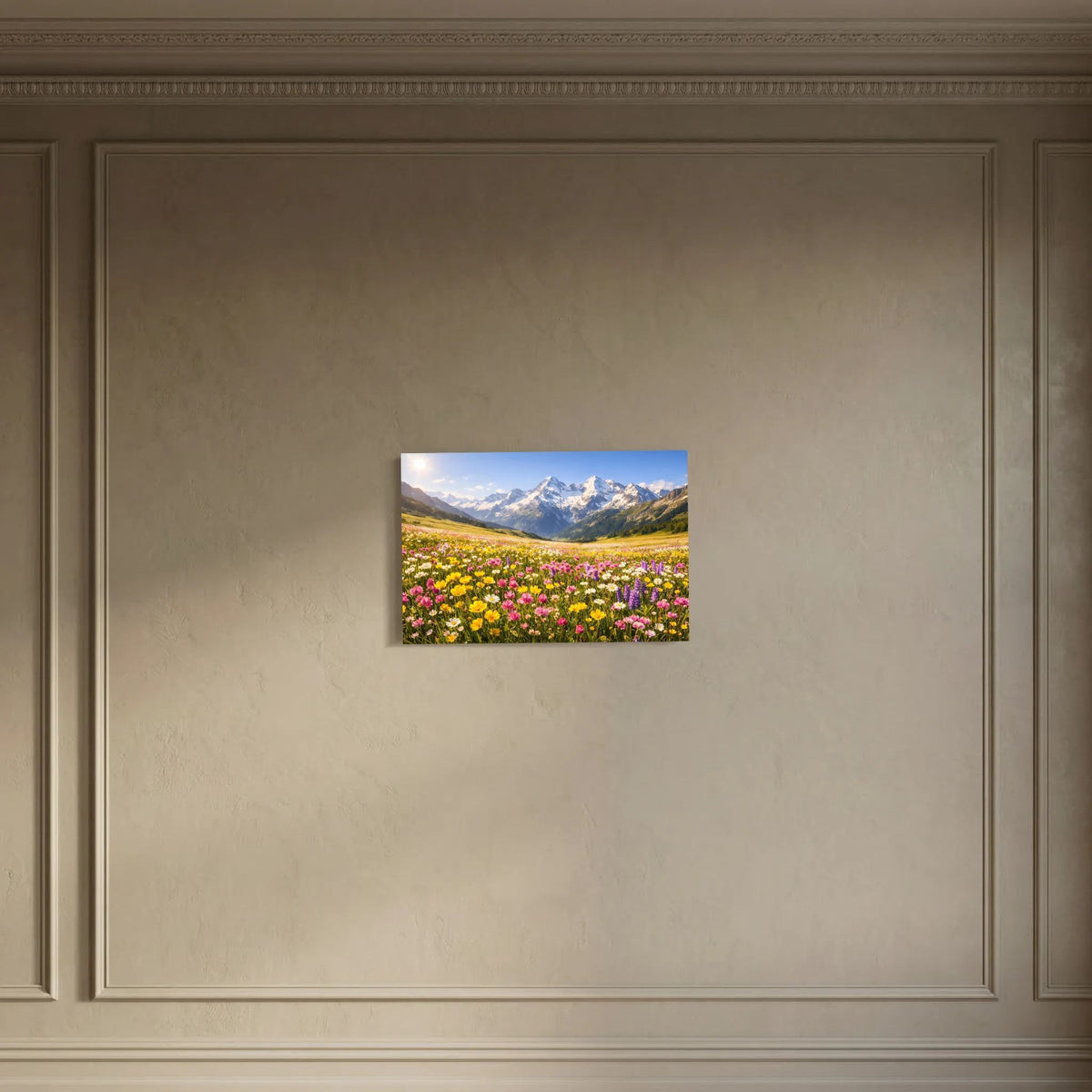 Wandbild im Querformat: blühende Bergwiese mit Alpenmassiv und schneebedeckten Gipfeln