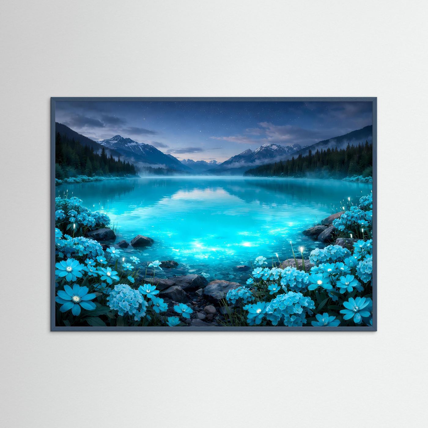 Poster mit türkisfarbenem Bergsee, Bergen und blauen Blumen im graublauen Holzrahmen