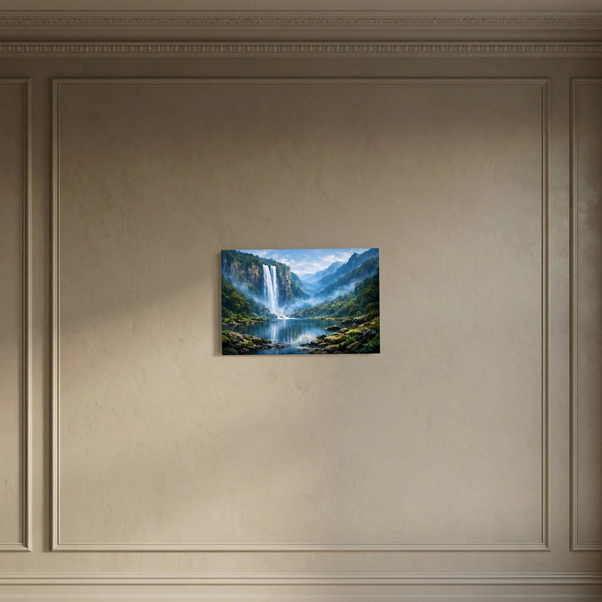 Wandbild im Querformat mit Wasserfall im Bergwald und Berglandschaft über See