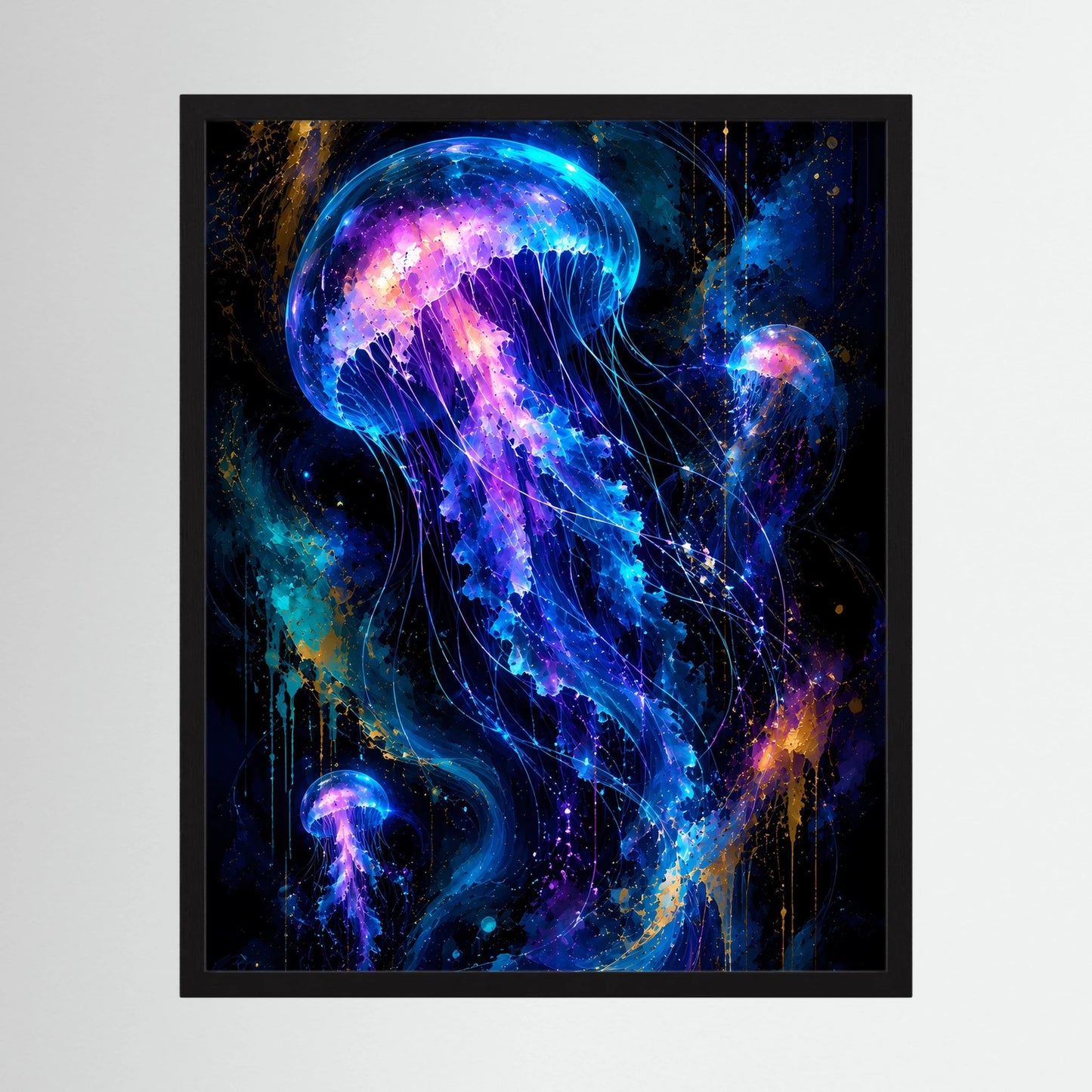 Gerahmtes Poster mit leuchtenden Quallen in Neonblau und Violett, Hochformat