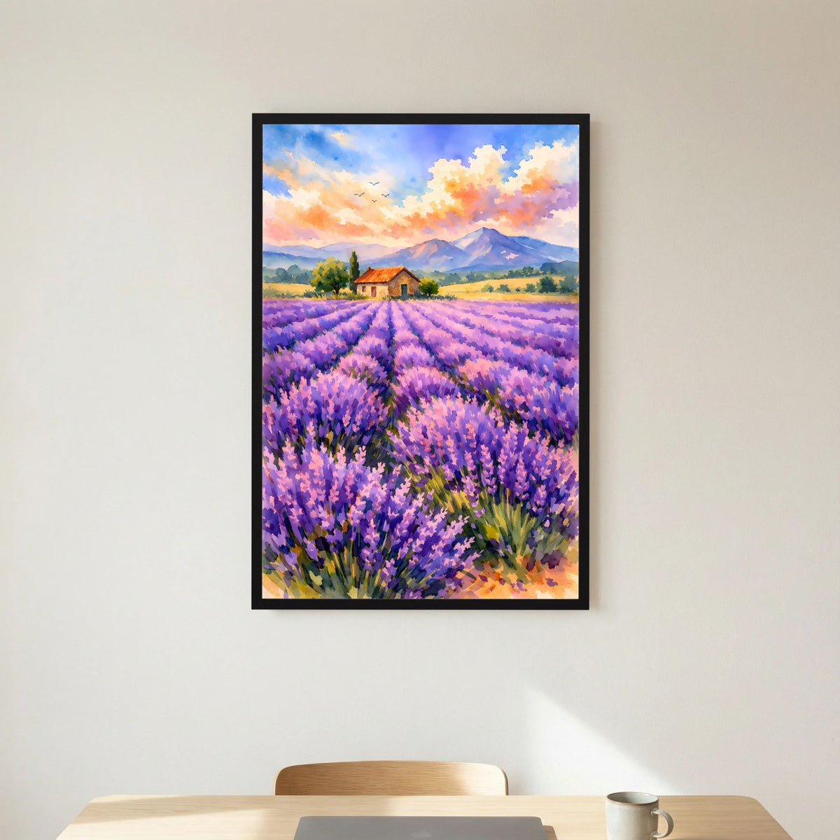Poster im Hochformat mit schwarzem Rahmen, weites Lavendelfeld, Bauernhaus und Berglandschaft