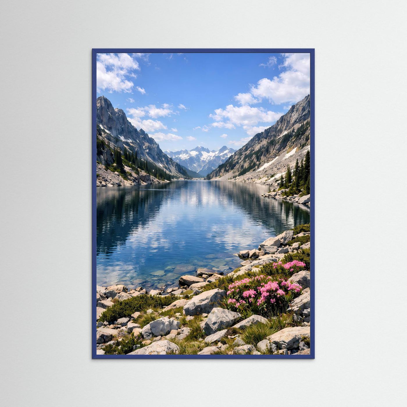Alpensee-Poster im Hochformat mit blauem Holzrahmen, spiegelnder Bergkulisse und Wildblumen