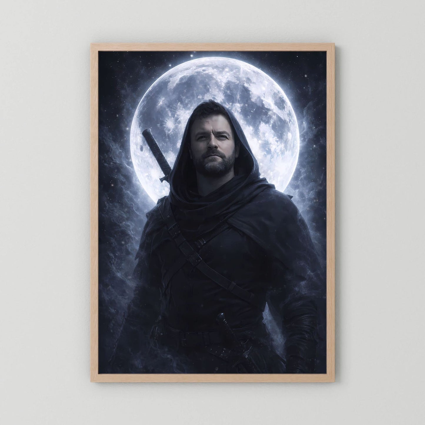 Fantasy-Poster mit dunklem Krieger in Kapuze vor Vollmond, naturfarbener Holzrahmen