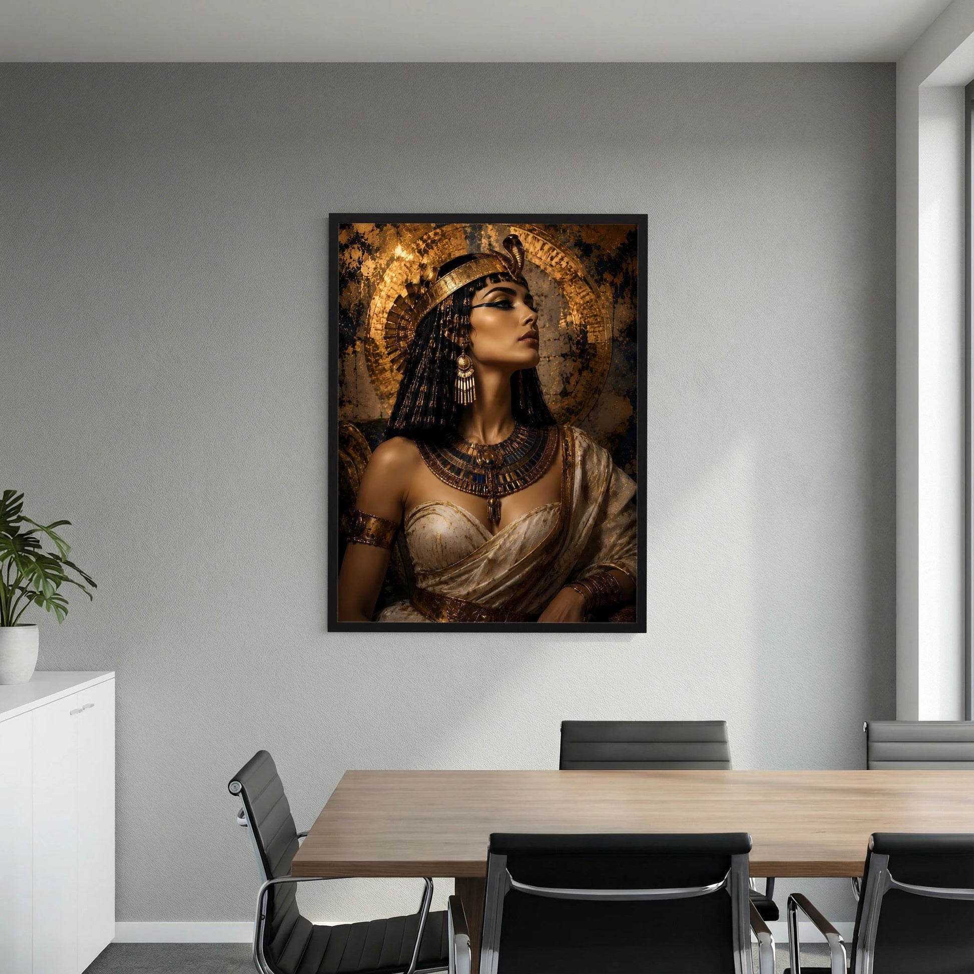 Hochformat-Poster mit Porträt der ägyptischen Königin in goldfarbenem Stil, schwarzer Rahmen