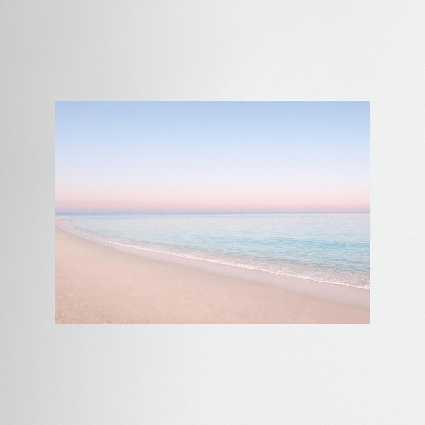 Strandposter im Querformat mit hellem Sand, ruhigem Meer und rosa-blauem Himmel