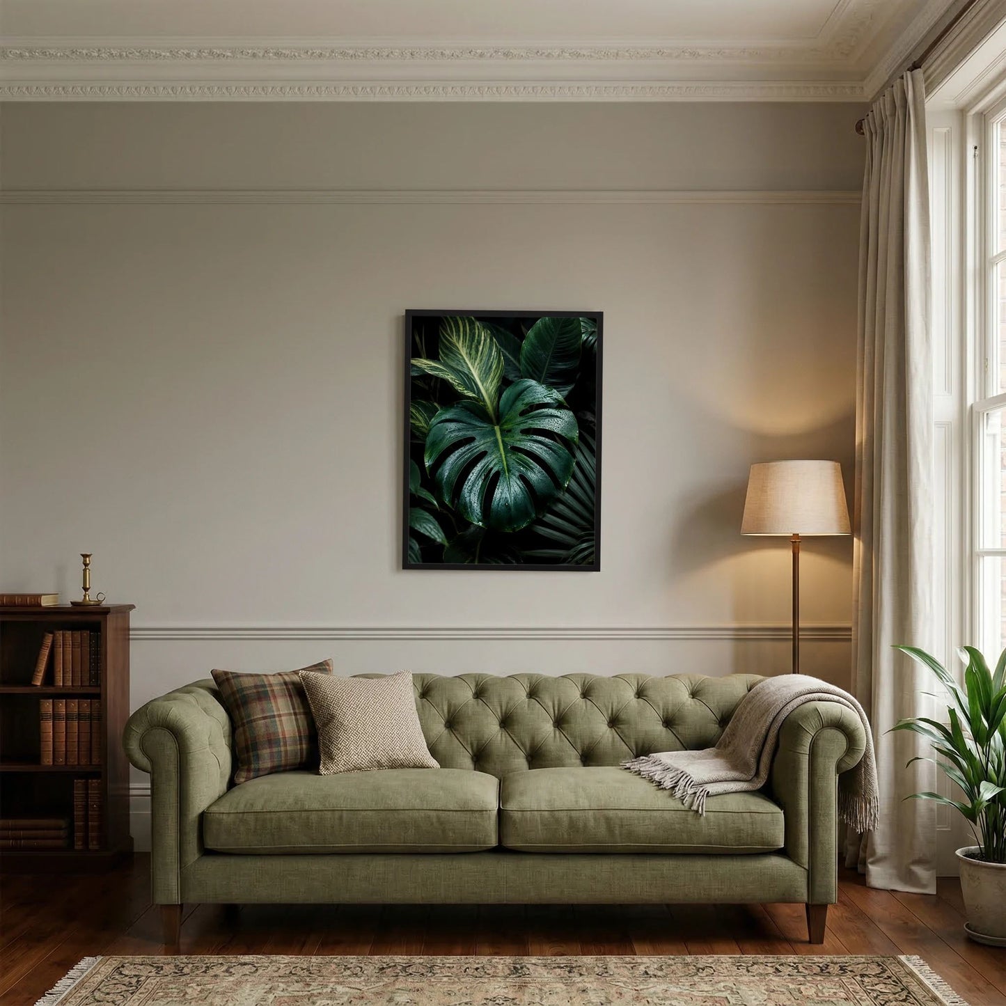 Gerahmtes Poster mit Monstera-Blättern in dunkelgrün, schwarzer Rahmen.