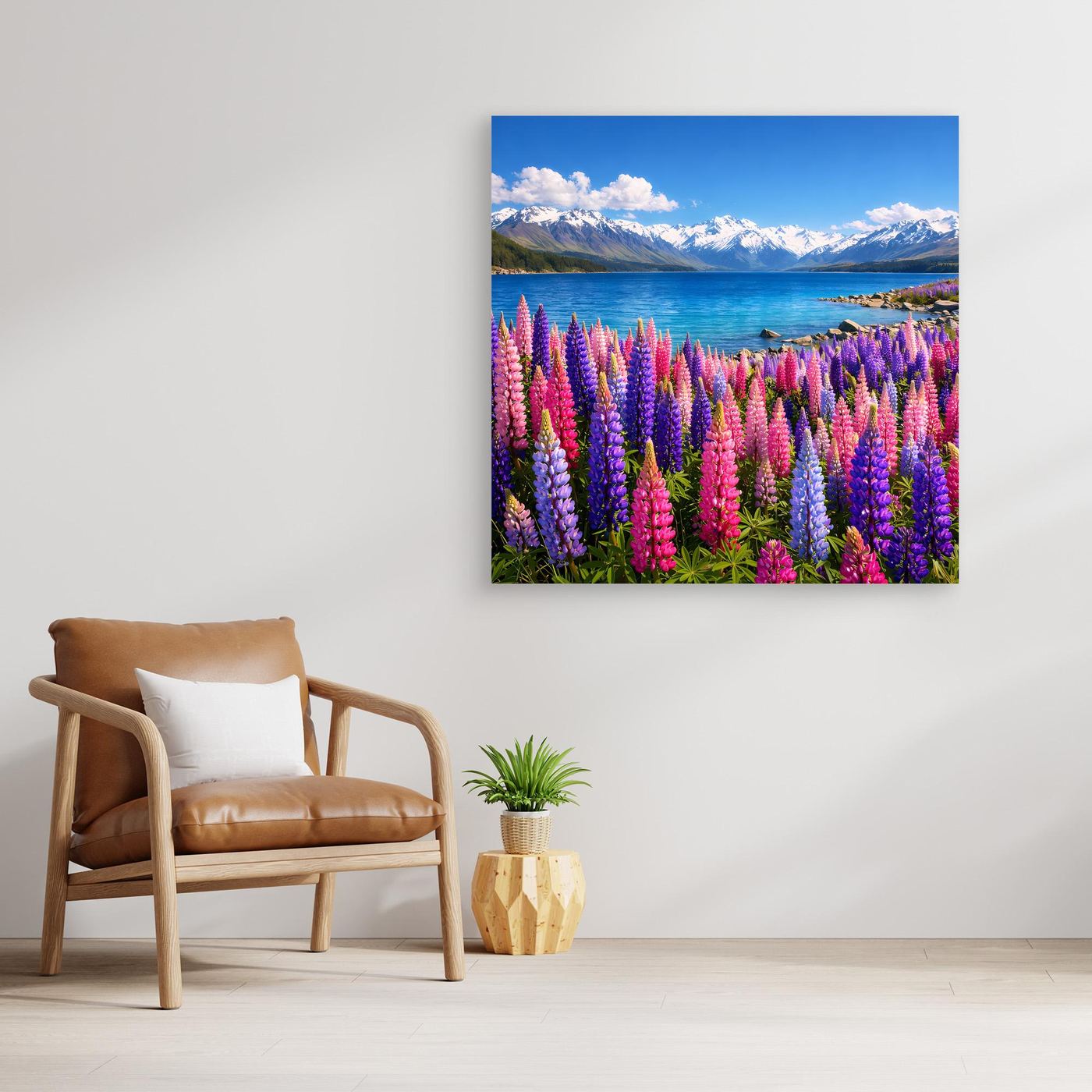 Leinwandbild mit bunten Lupinen am Bergsee im goldfarbenen Rahmen