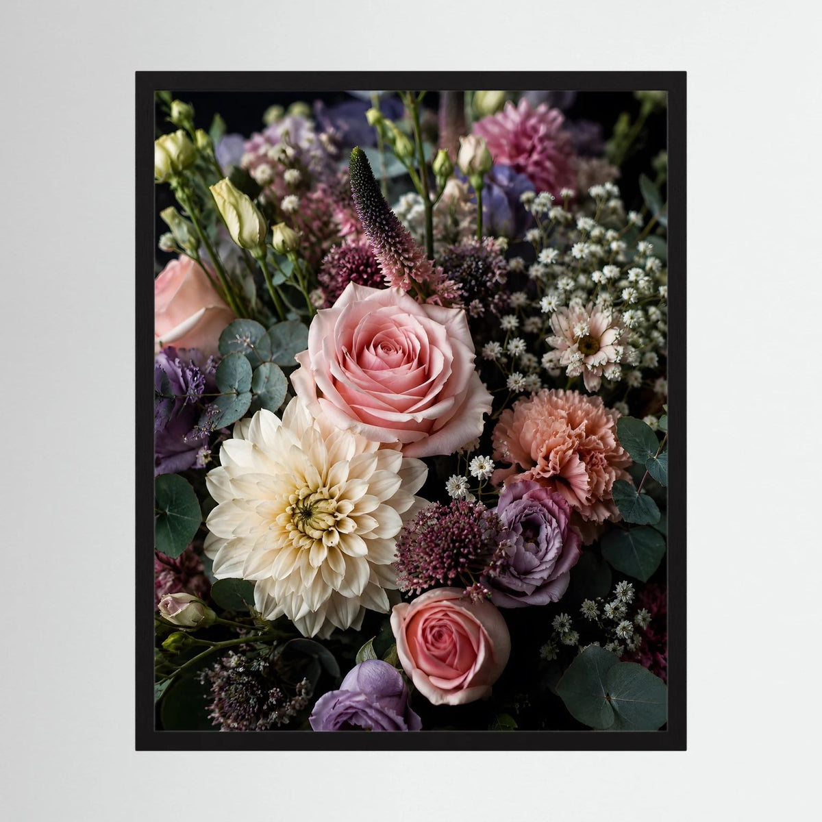 Florales Blumenposter mit Rosenstrauß im schwarzen Rahmen, Hochformat