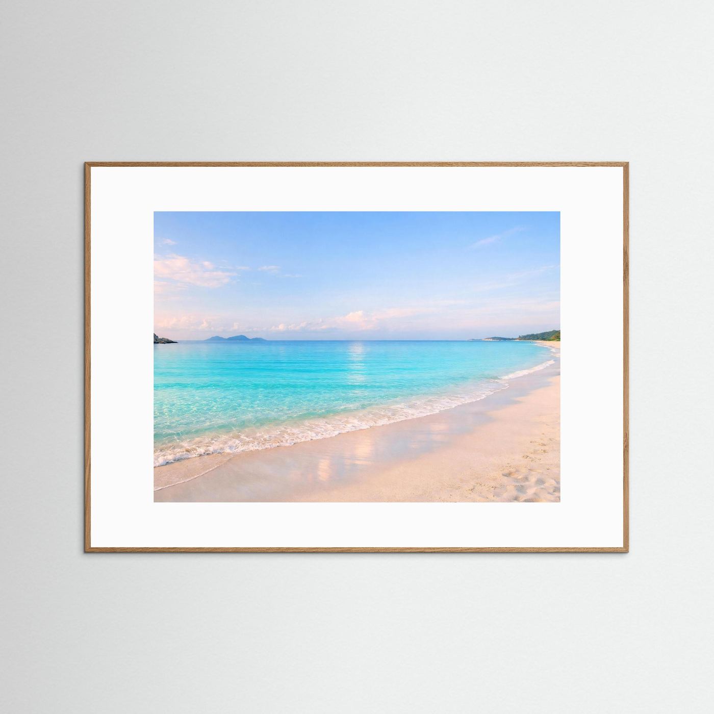 Wandbild mit Strandmotiv im hellen Holzrahmen