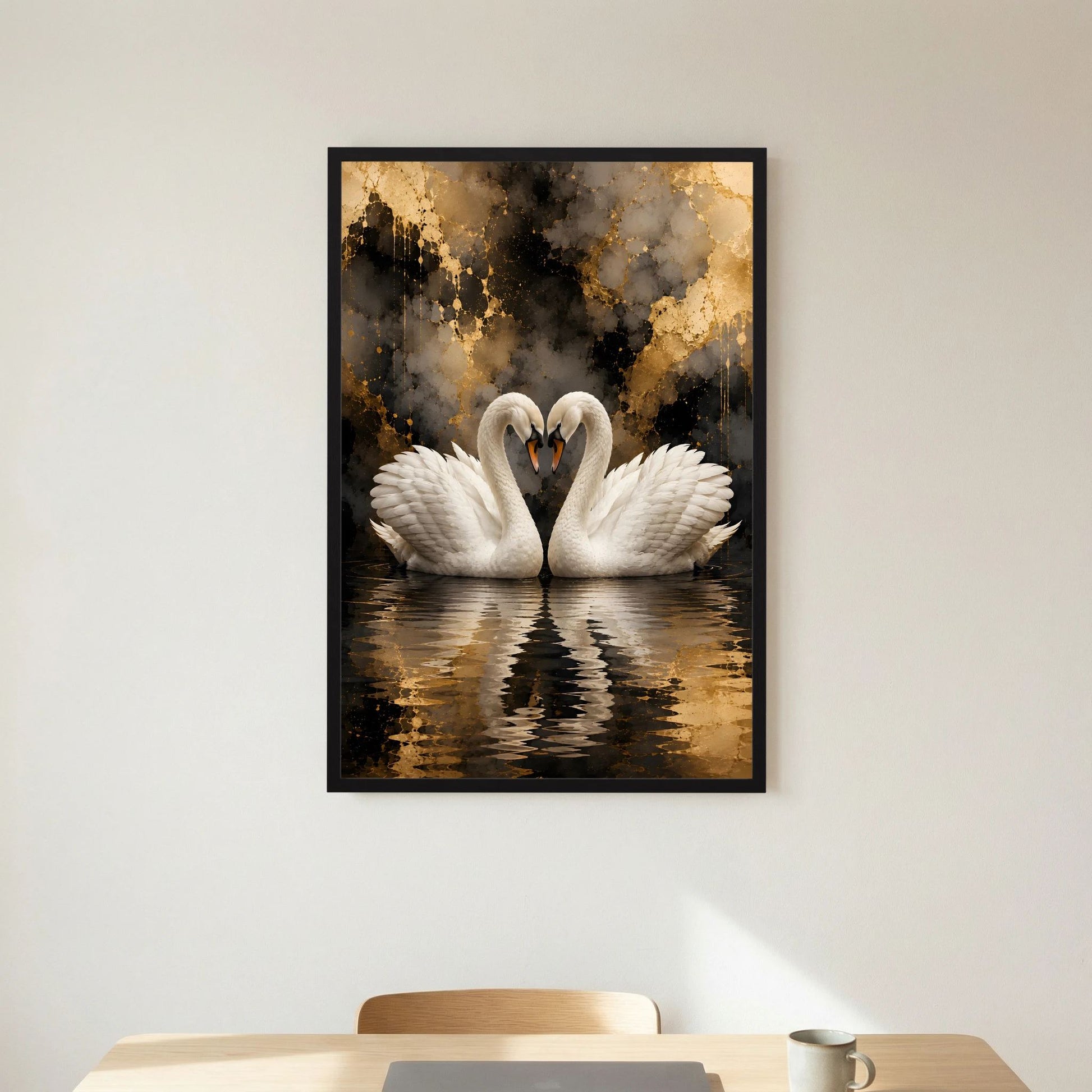 Kunstposter im Hochformat: Schwanenpaar auf dunklem Gewässer, schwarzer Rahmen