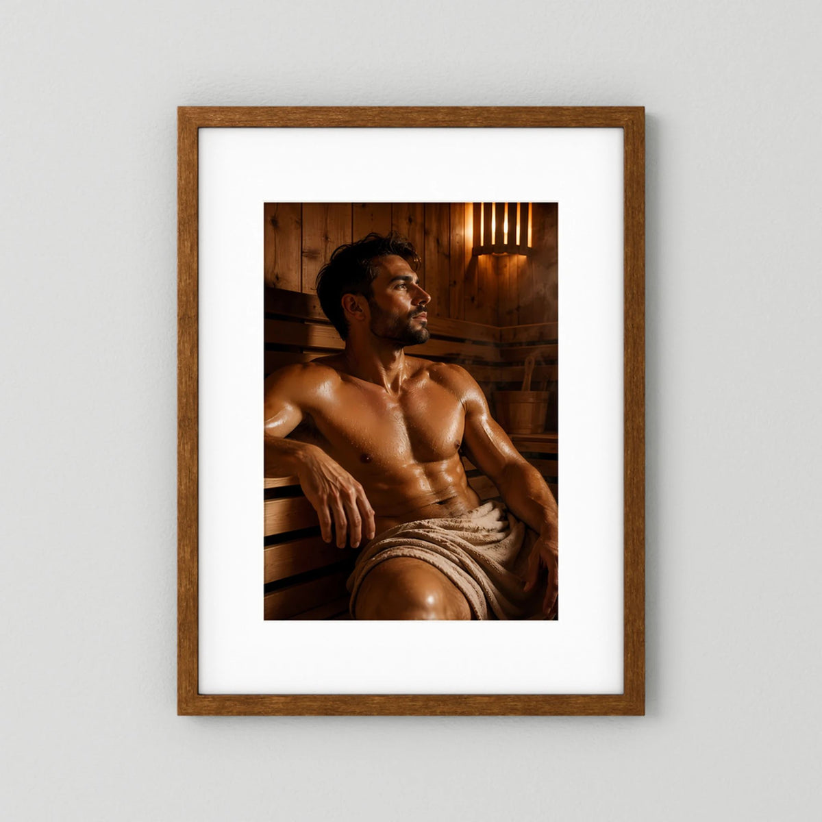 Sauna-Poster mit sitzendem Mann, dunkelbrauner Holzrahmen mit weißem Passepartout