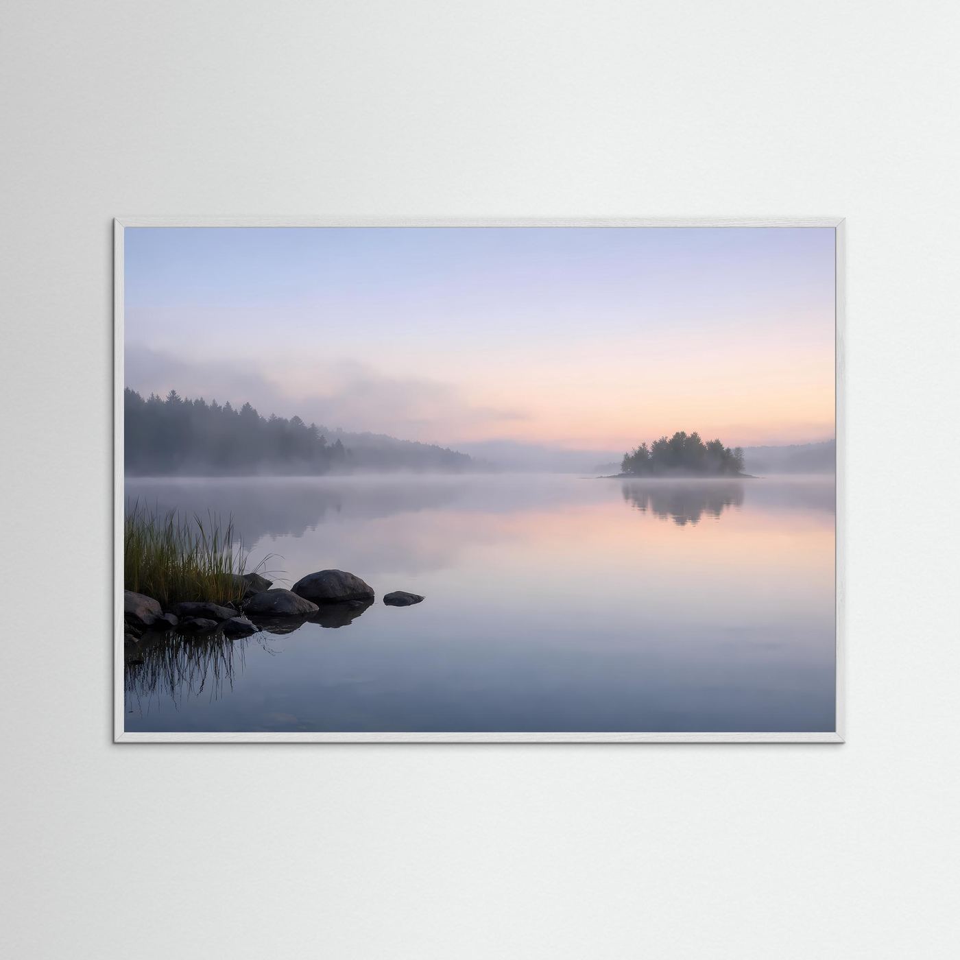 Mystischer Nebelsee am Morgen | Ruhige Waldlandschaft in Pastell