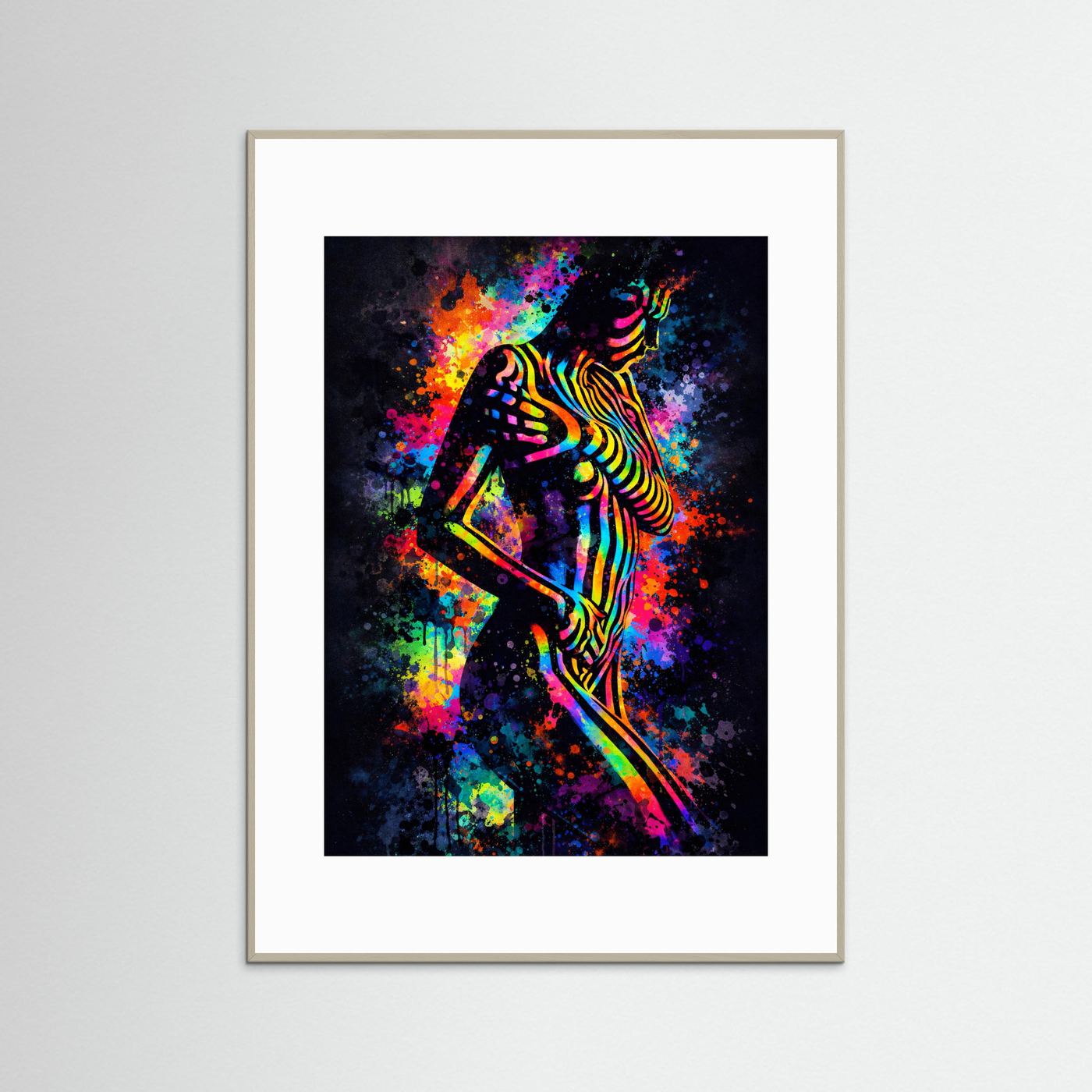 Kunstposter mit Neon-Frauen-Silhouette und bunter Spritzgrafik im beigen Holzrahmen