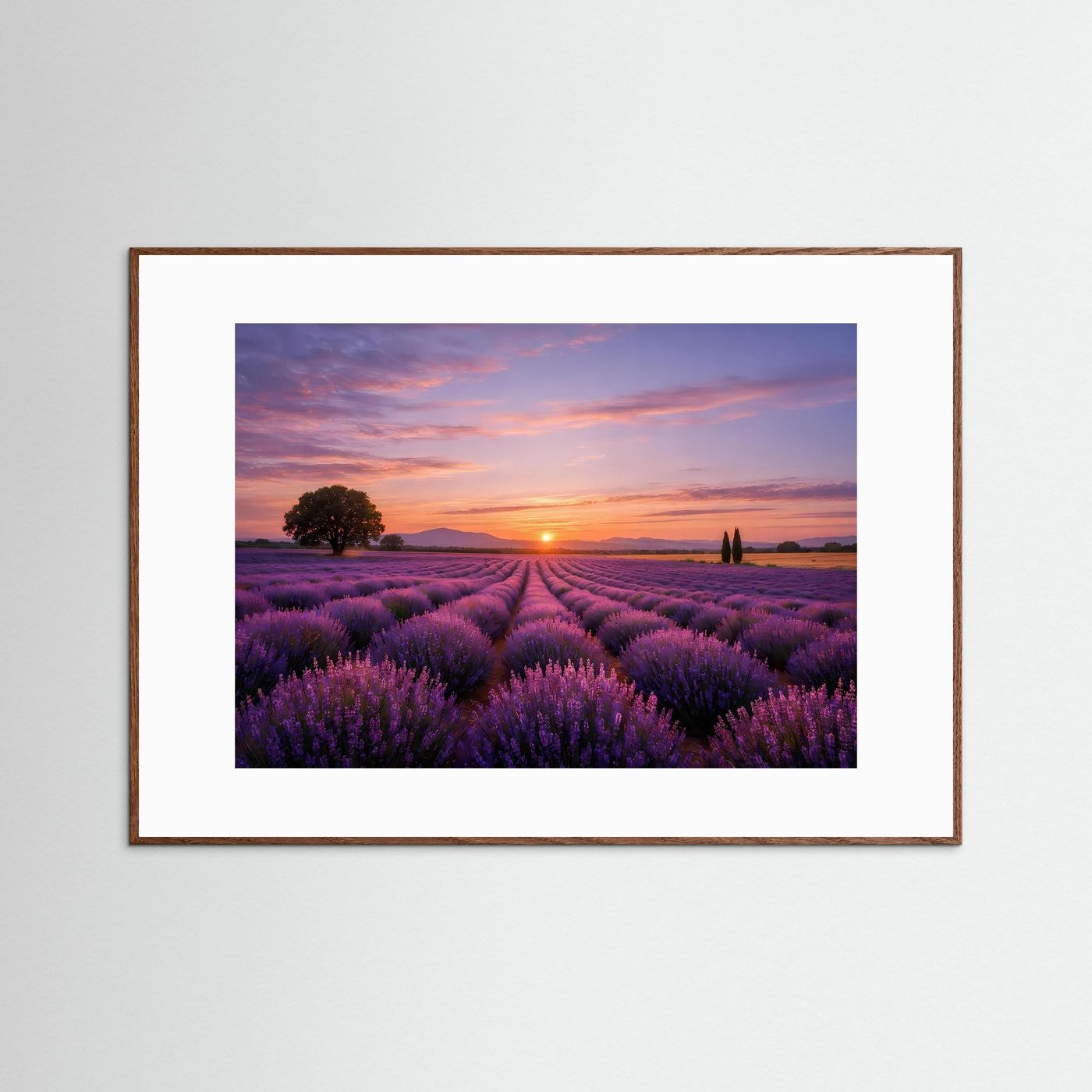 Natur-Poster Querformat mit Lavendelfeld und Sonnenuntergang, braunem Holzrahmen und weißem Rand
