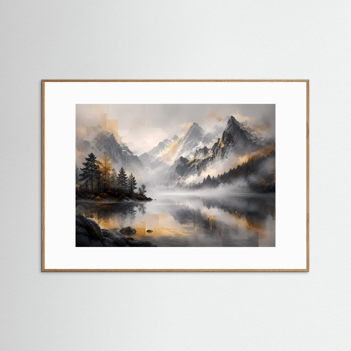 Querformat-Poster mit nebligem Bergsee, Berge und Wald, Grau-Schwarz-Gold, heller Holzrahmen