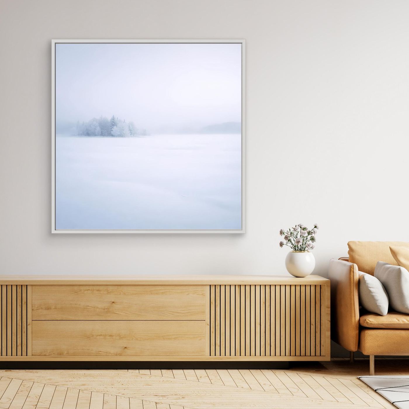 Gerahmtes Leinwandbild mit winterlichem See und verschneiten Bäumen, weißer Rahmen