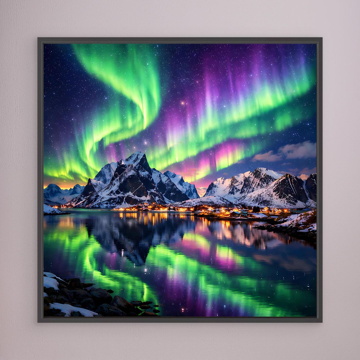 Leinwandbild mit Polarlicht (Grün/Lila), schneebedeckte Berge, Spiegelung im Wasser, schwarzer Rahmen