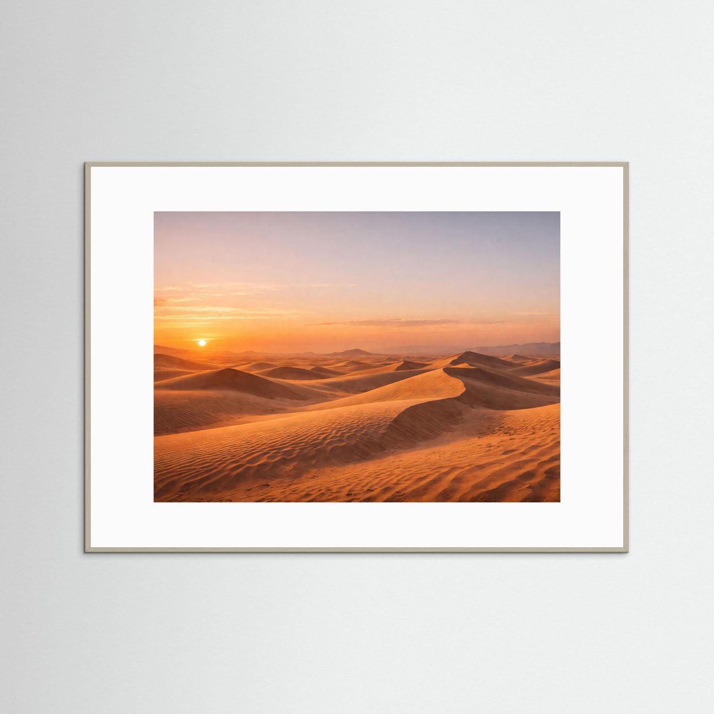 Panoramaposter mit Wüstendünen bei Sonnenuntergang, helles Holzrahmen