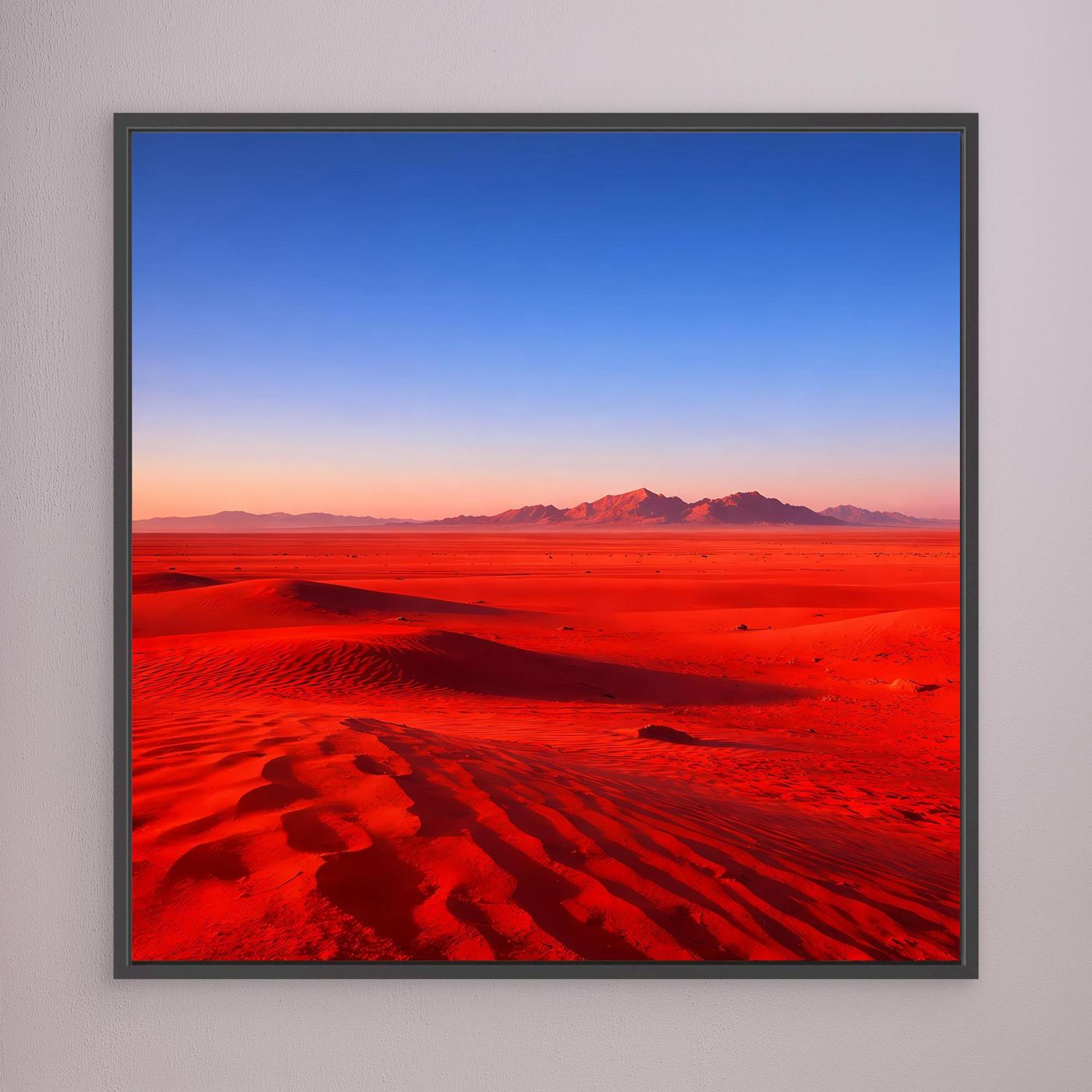 Leinwandbild mit dunklem Rahmen, rote Dünenlandschaft mit blauem Himmel