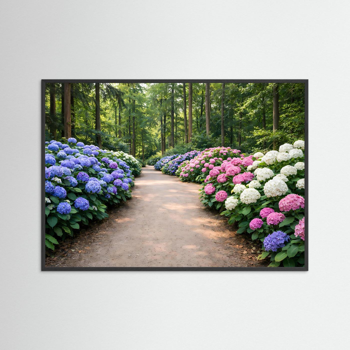 Blühender Hortensienpfad im Wald | Hortensie & Natur Poster Querformat