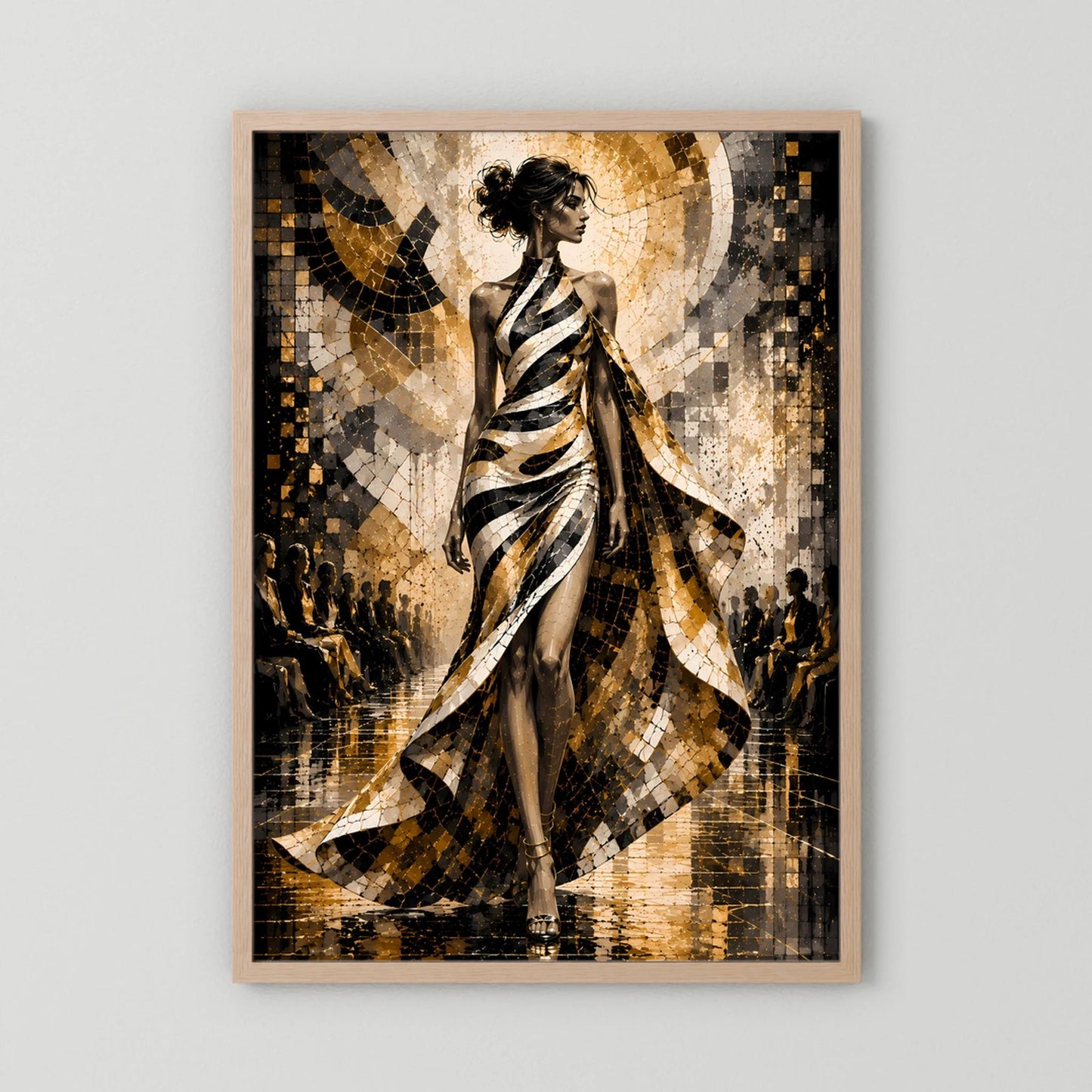 Poster im Hochformat in hellem Holzrahmen: Frau im Schwarz-Weiß-Gold-Kleid
