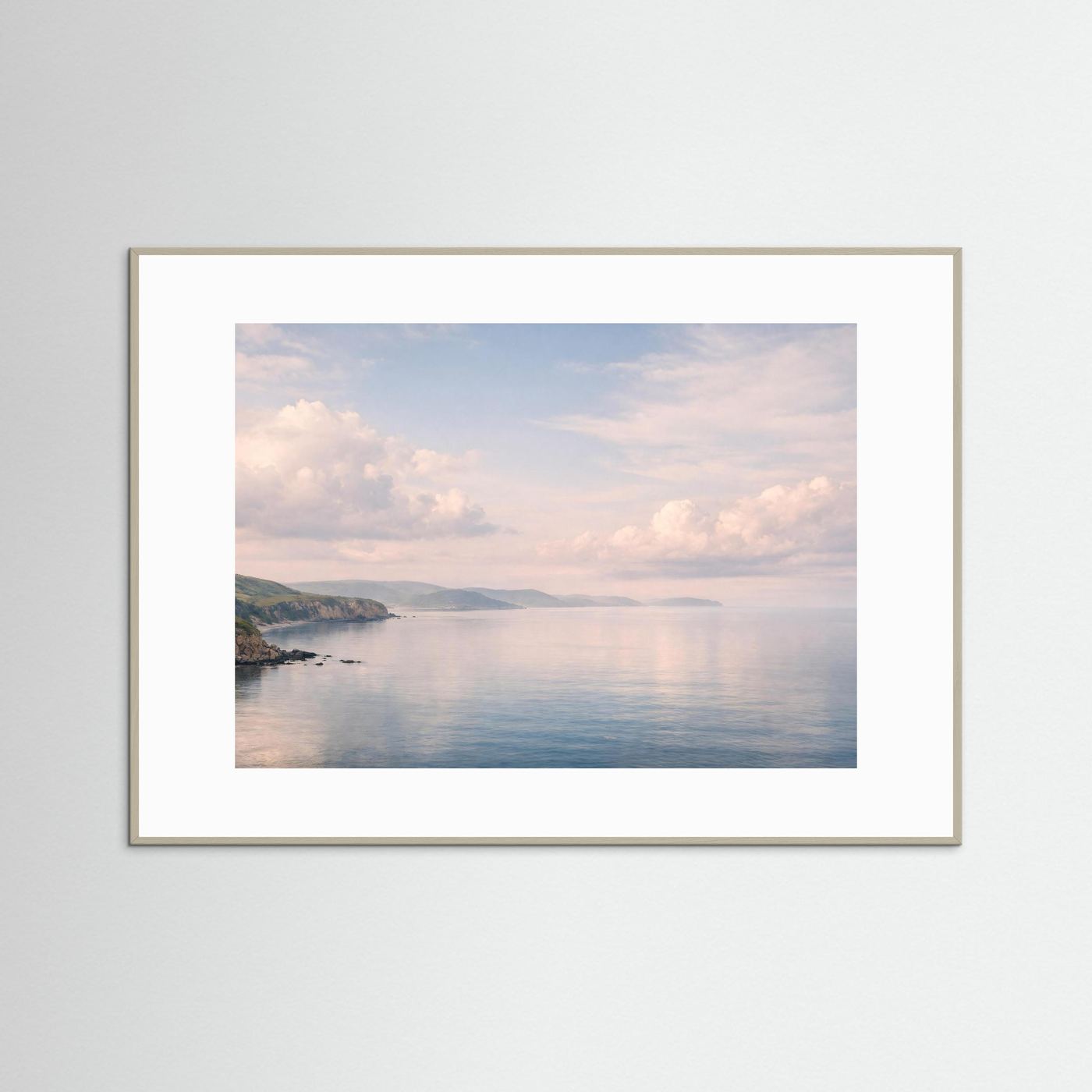 Panorama-Poster mit Meerblick und Wolken, beiger Holzrahmen mit weißem Passepartout