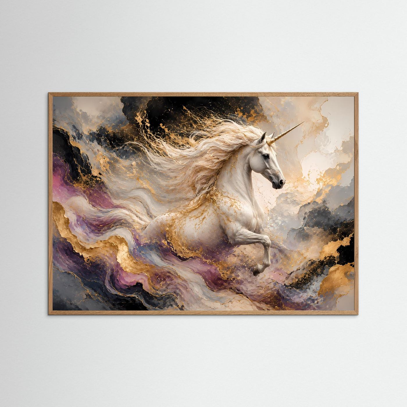 Einhornposter mit hellem Holzrahmen im Querformat: weißes Einhorn mit wehender Mähne auf Wolken