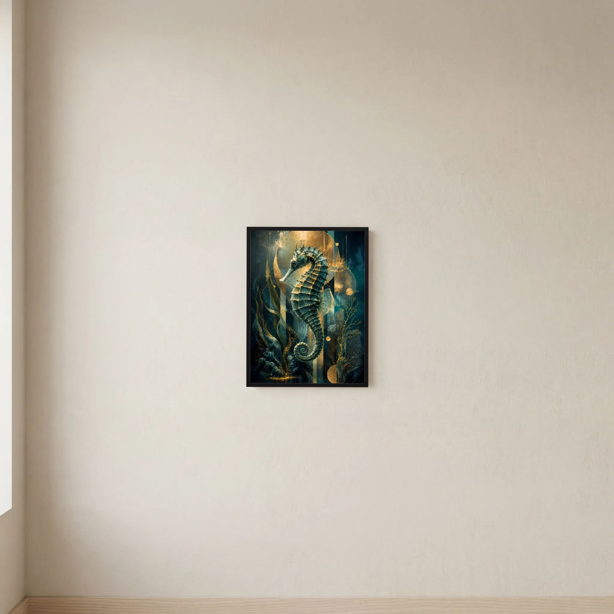 Gerahmtes Poster mit Seepferdchen-Motiv in Petrol und Gold, schwarze Einfassung an Wand.