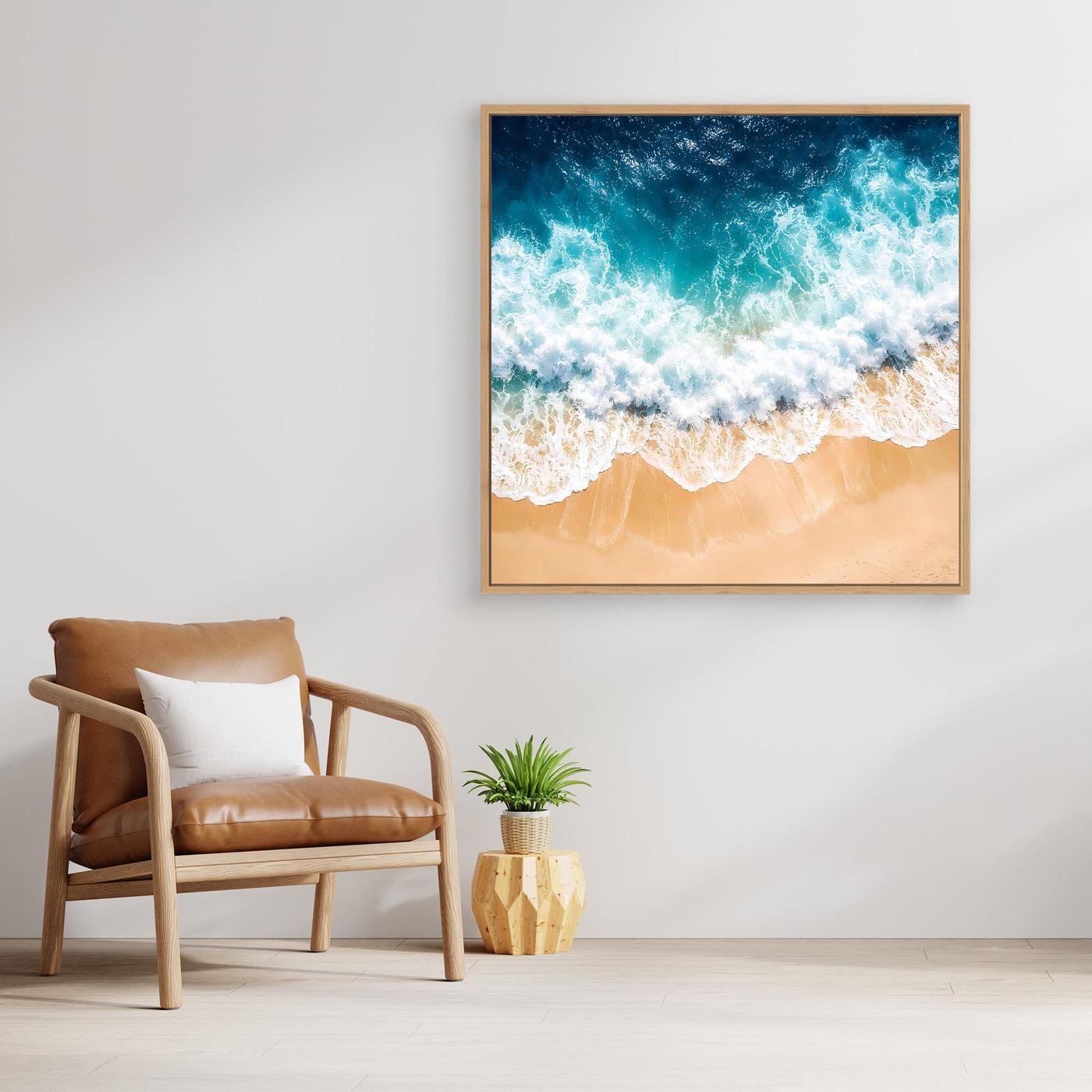 Leinwandbild mit türkisfarbenem Meer und schäumender Strandwelle, goldener Holzrahmen