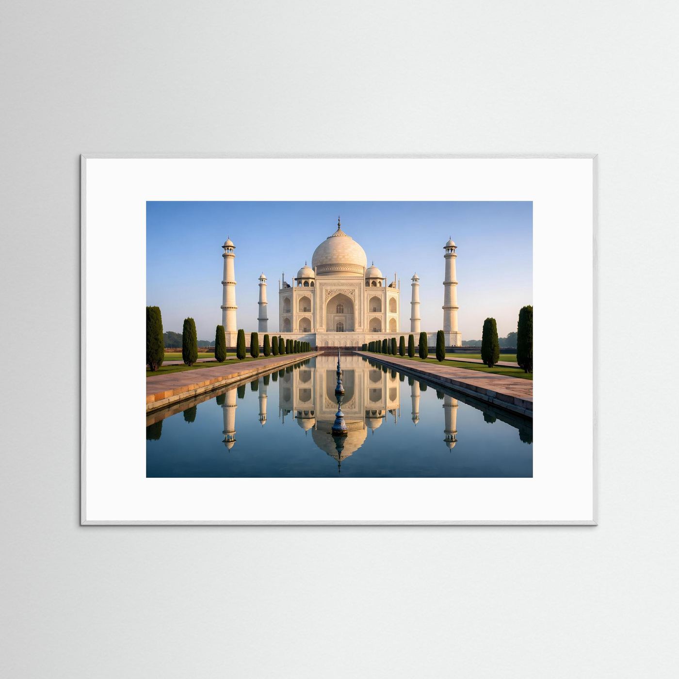 Poster mit Taj Mahal und Spiegelung im Wasser, Querformat mit weißem Passepartout