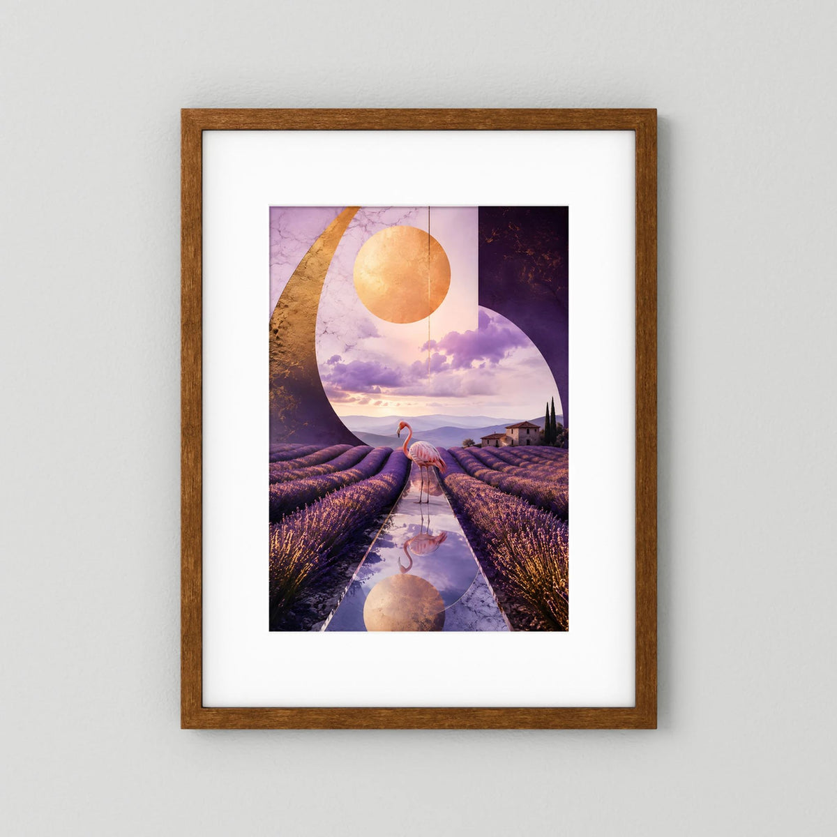 Kunstposter Flamingo im Lavendelfeld, violette surreale Landschaft, dunkelbrauner Rahmen