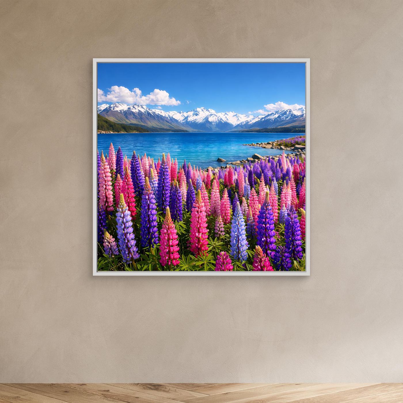 Leinwandbild mit bunten Lupinen am Bergsee im weißen Rahmen