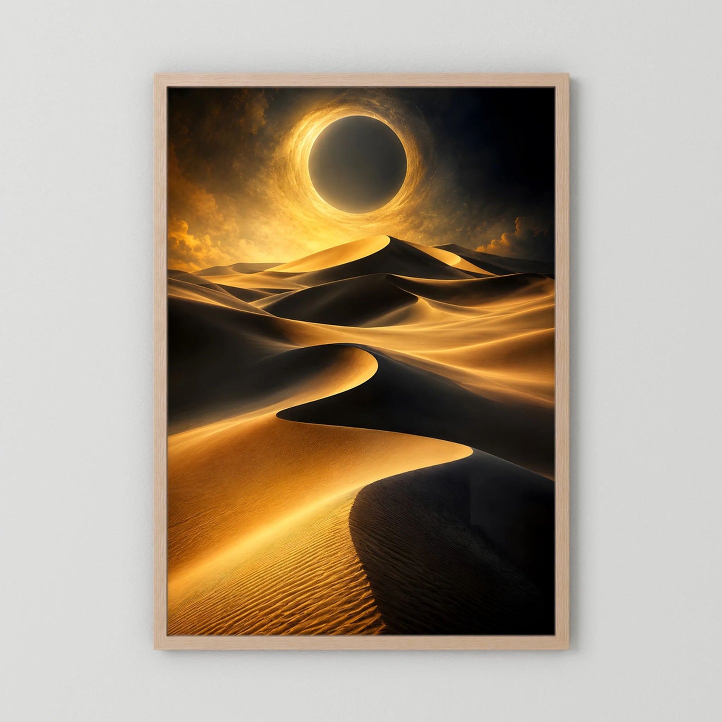 Kunstposter im Hochformat: Goldene Sonnenfinsternis über Wüstendünen, beiger Holzrahmen
