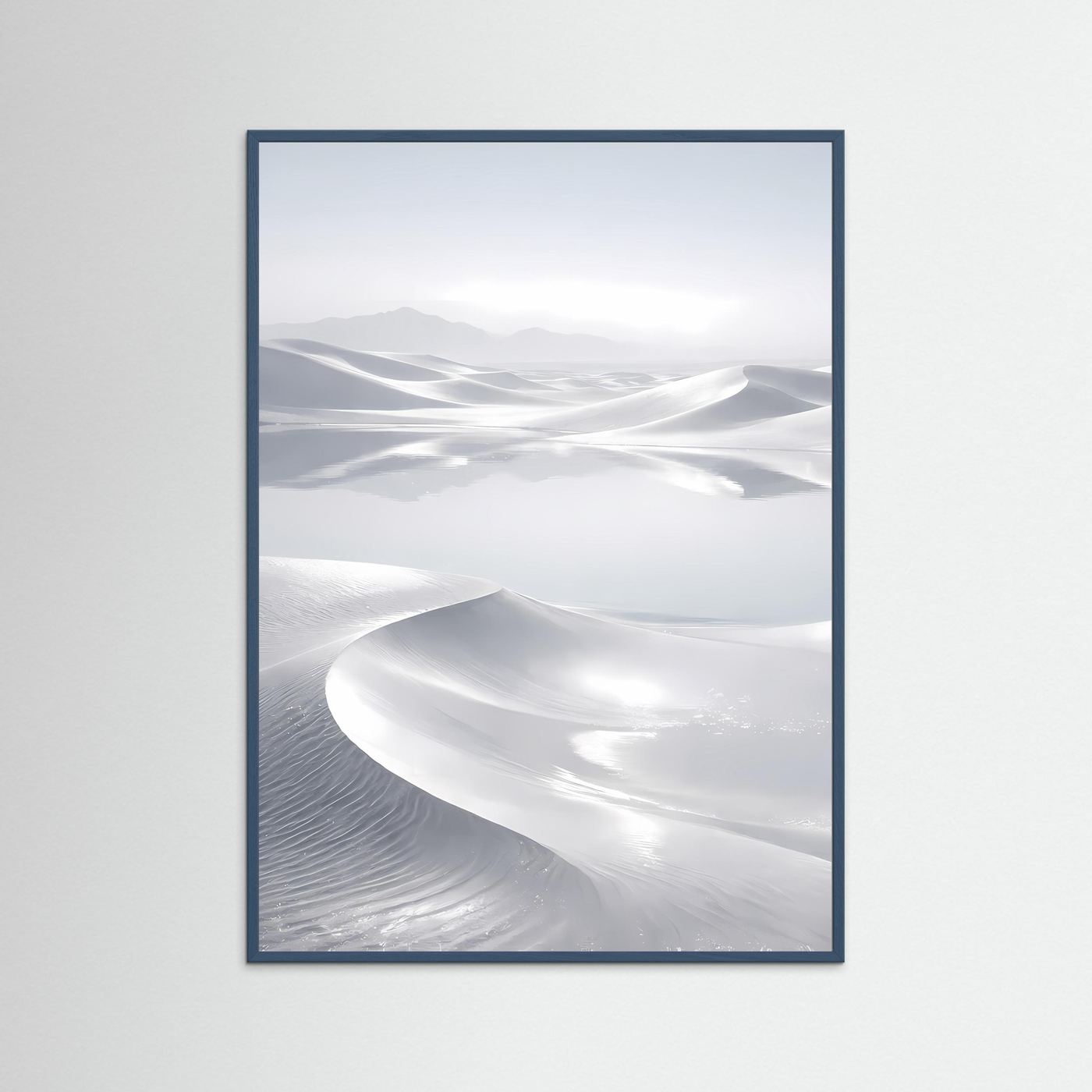 Wandposter im blaugrünen Rahmen mit weißer Wüstenlandschaft und geschwungenen Dünen