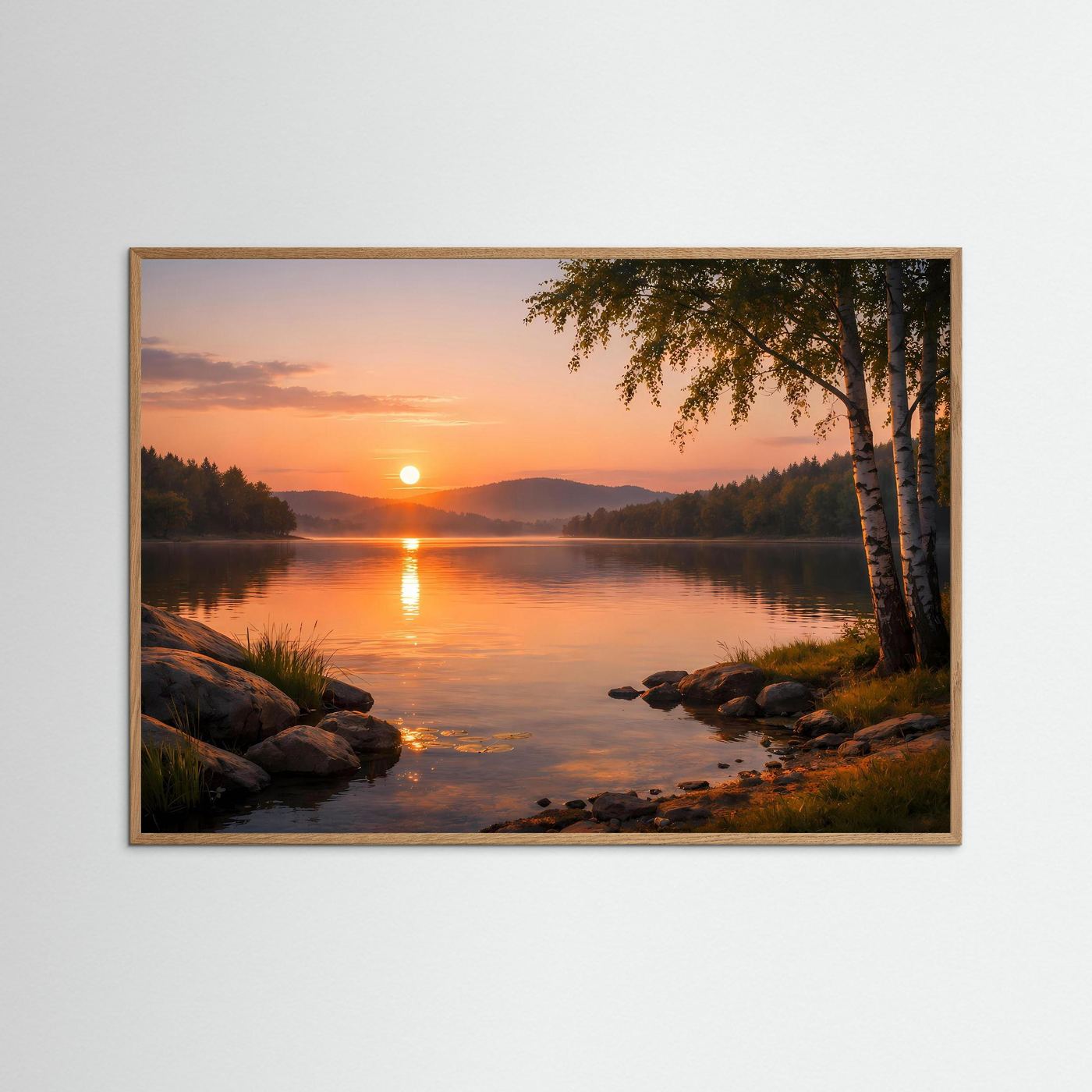 Landschaftsposter mit braunem Rahmen: Sonnenuntergang am See, Birken rechts am Ufer