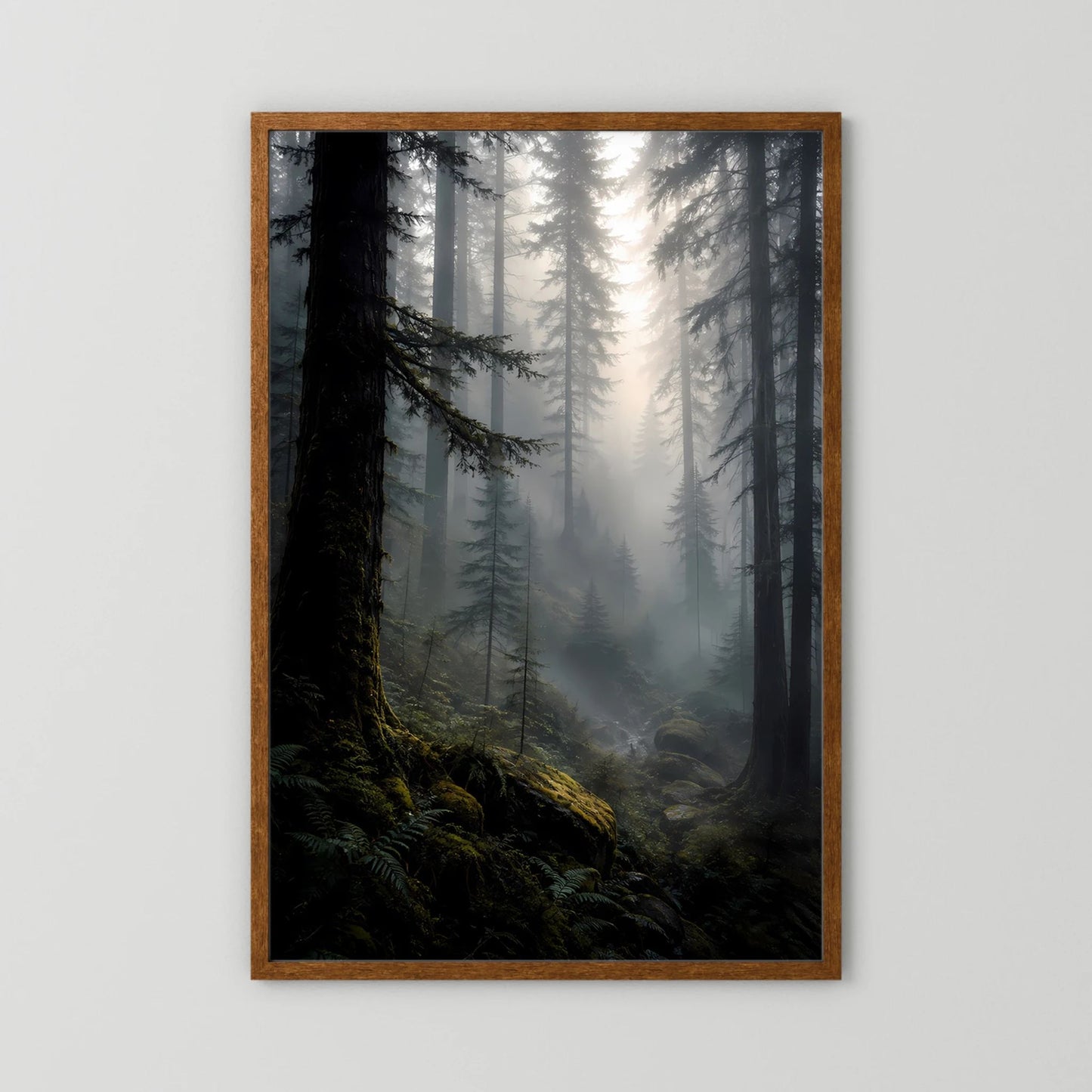 Hochformatposter mit hellem Holzrahmen, dunkler Wald im Nebel mit Lichtstrahlen