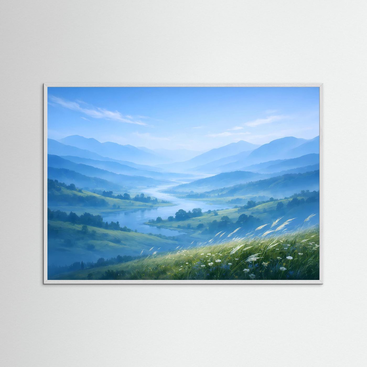 Landschaftsposter mit Bergtal, nebligem Fluss und blauem Himmel, grauer Holzrahmen